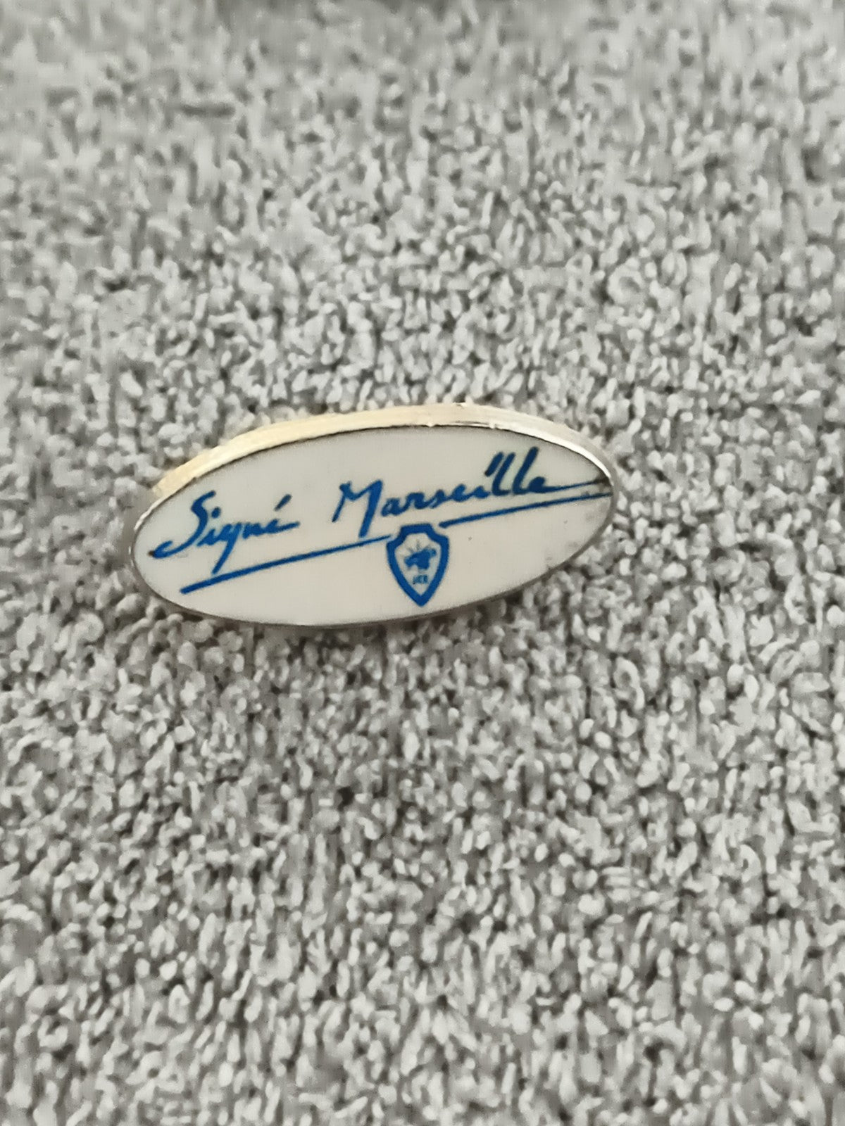 Pin's vintage "Signé Marseille" blanc bleu émaillé rétro badge ancien (Ref 9)