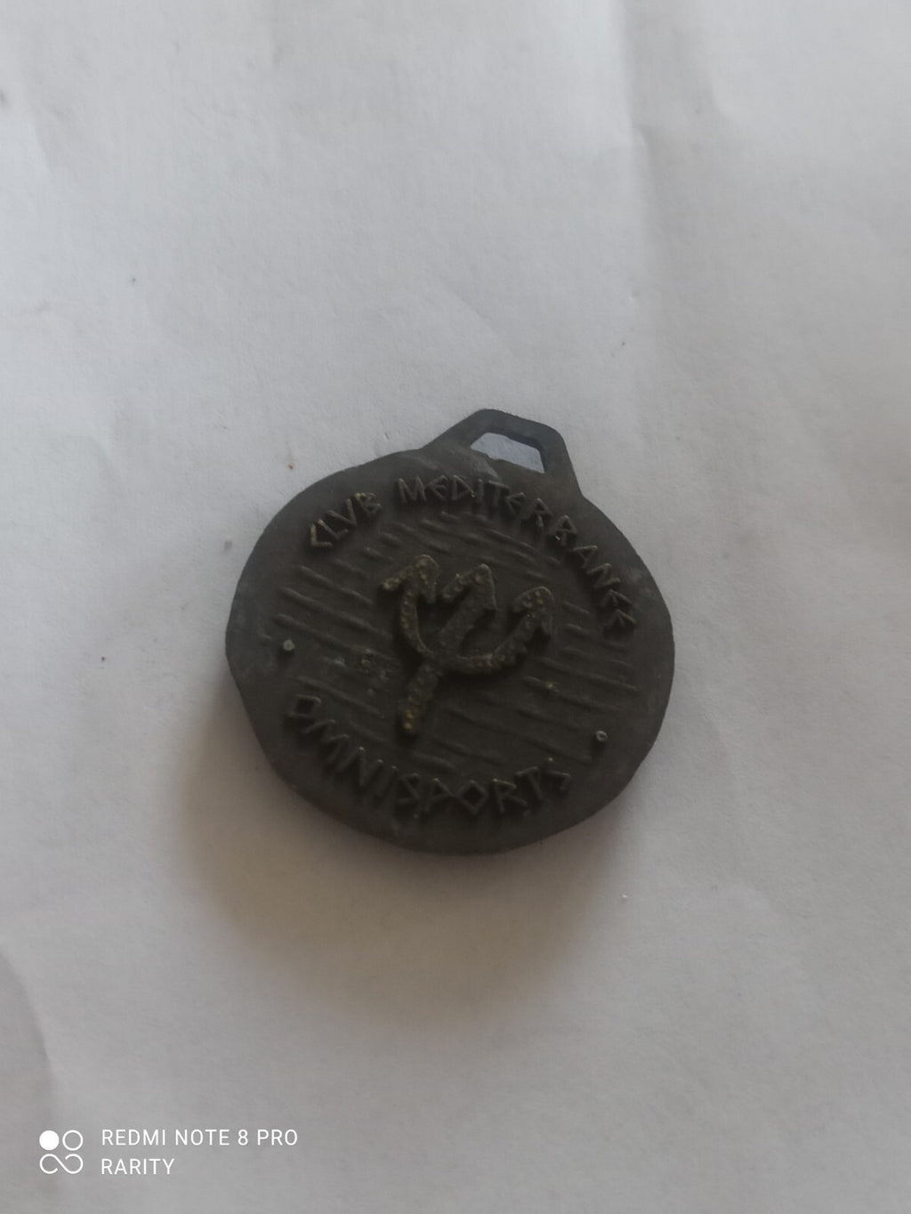 Médaille Club Med Vintage ancienne - souvenir de voyage, motif oiseau relief