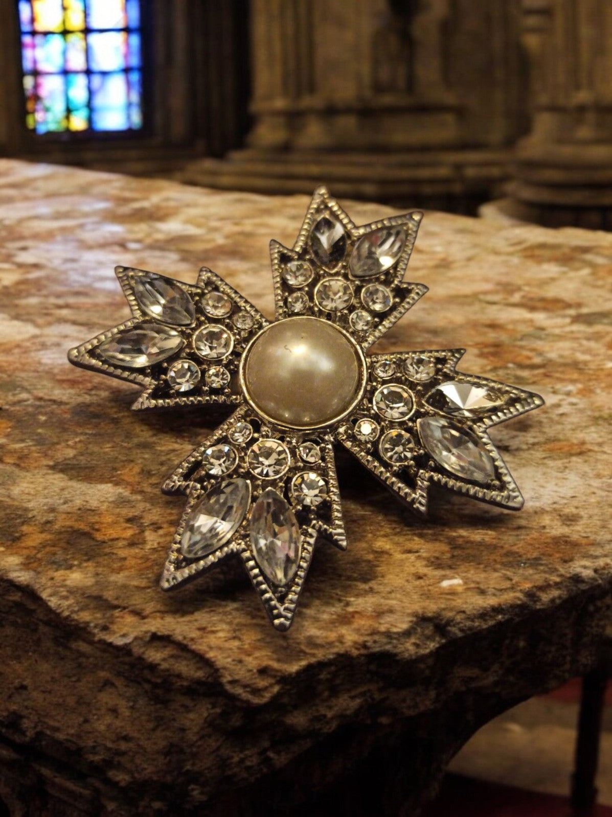 Broche étoile vintage créateur, strass et perle, bijou fantaisie rétro