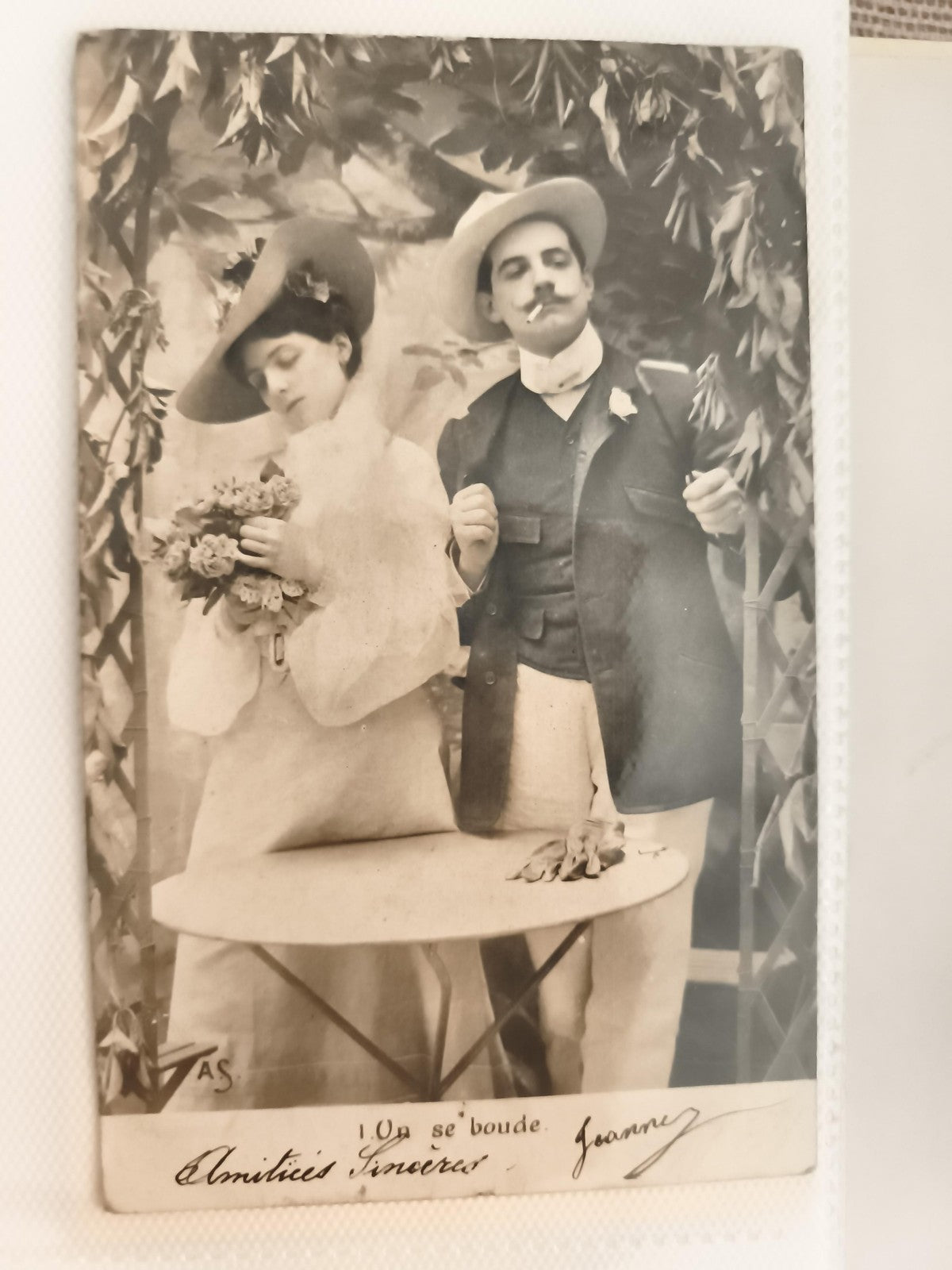 Carte postale ancienne photo couple élégant début 1900s, chapeau fleuri, "On se