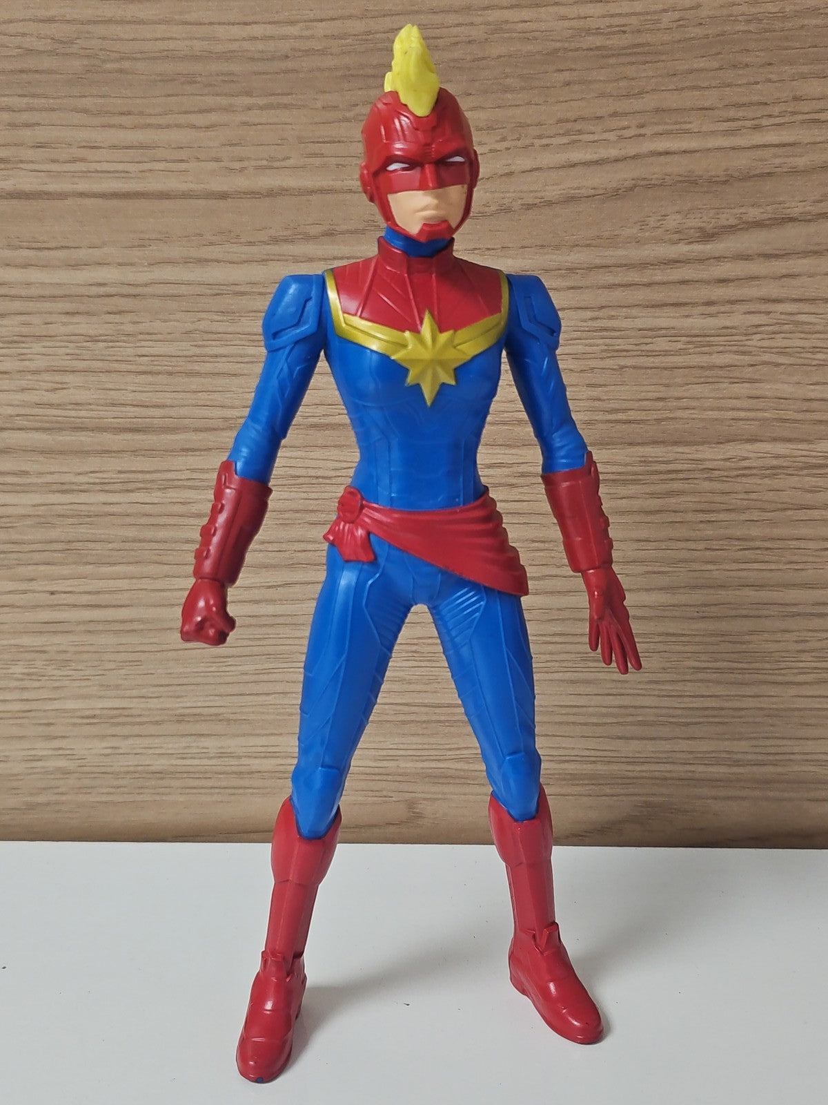 Figurine Captain Marvel Avengers Titan Hasbro 30cm super-héros Marvel d'occasion