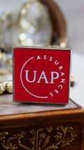 Pin's carré UAP Assurances vintage rouge logo ancien badge publicitaire