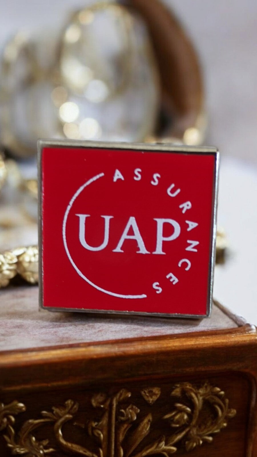 Pin's carré UAP Assurances vintage rouge logo ancien badge publicitaire
