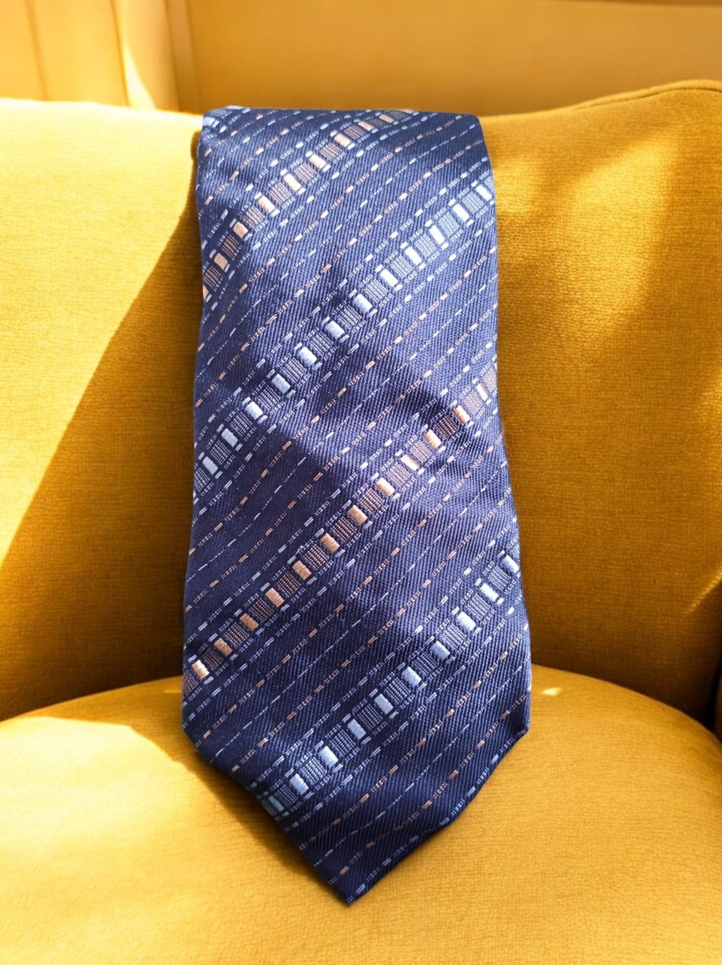 Cravate homme vintage Trussardi bleu motif géométrique élégante rétro