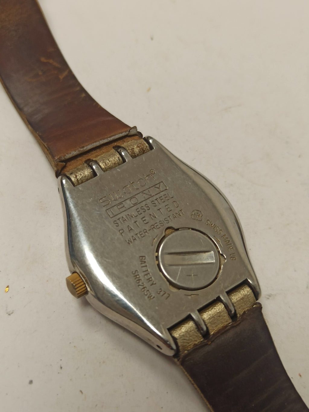 Montre Swatch Irony homme vintage, cadran doré, bracelet aspect métallisé