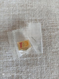 Pin's vintage TBO logo rectangulaire rétro accessoire mode rare