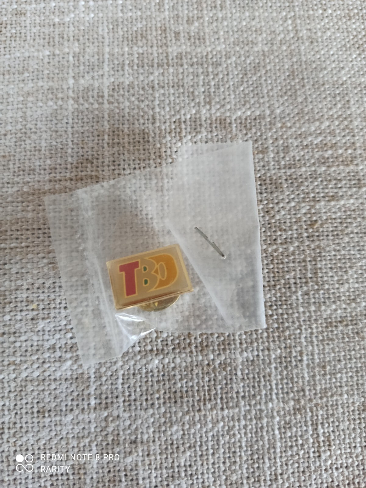 Pin's vintage TBO logo rectangulaire rétro accessoire mode rare