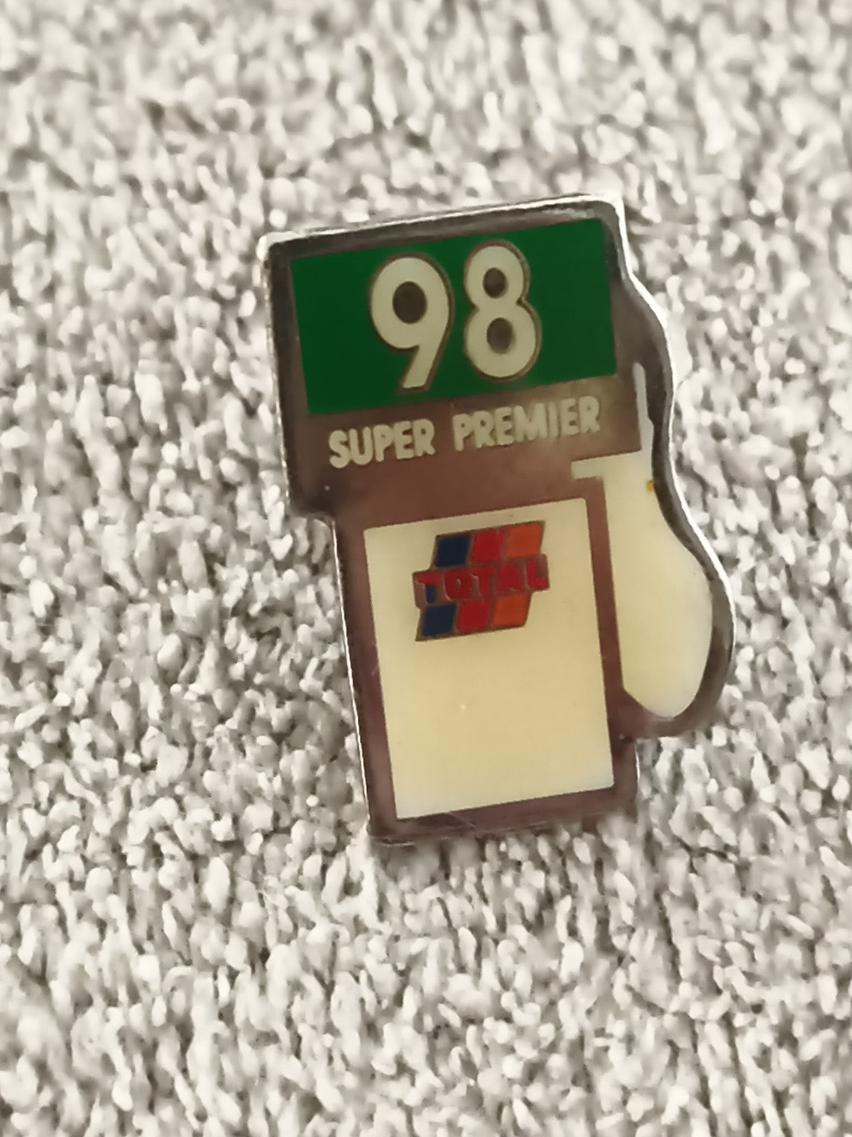 Pin's vintage TOTAL Super Premier 98 essence, logo carburant, station-service