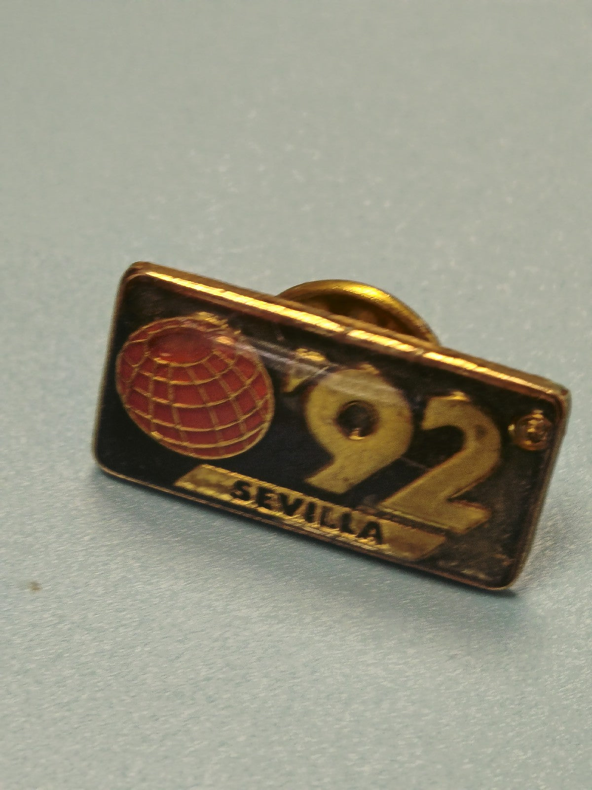 Vintage pin's Expo 92 Séville globe doré émaillé collection badge ancien