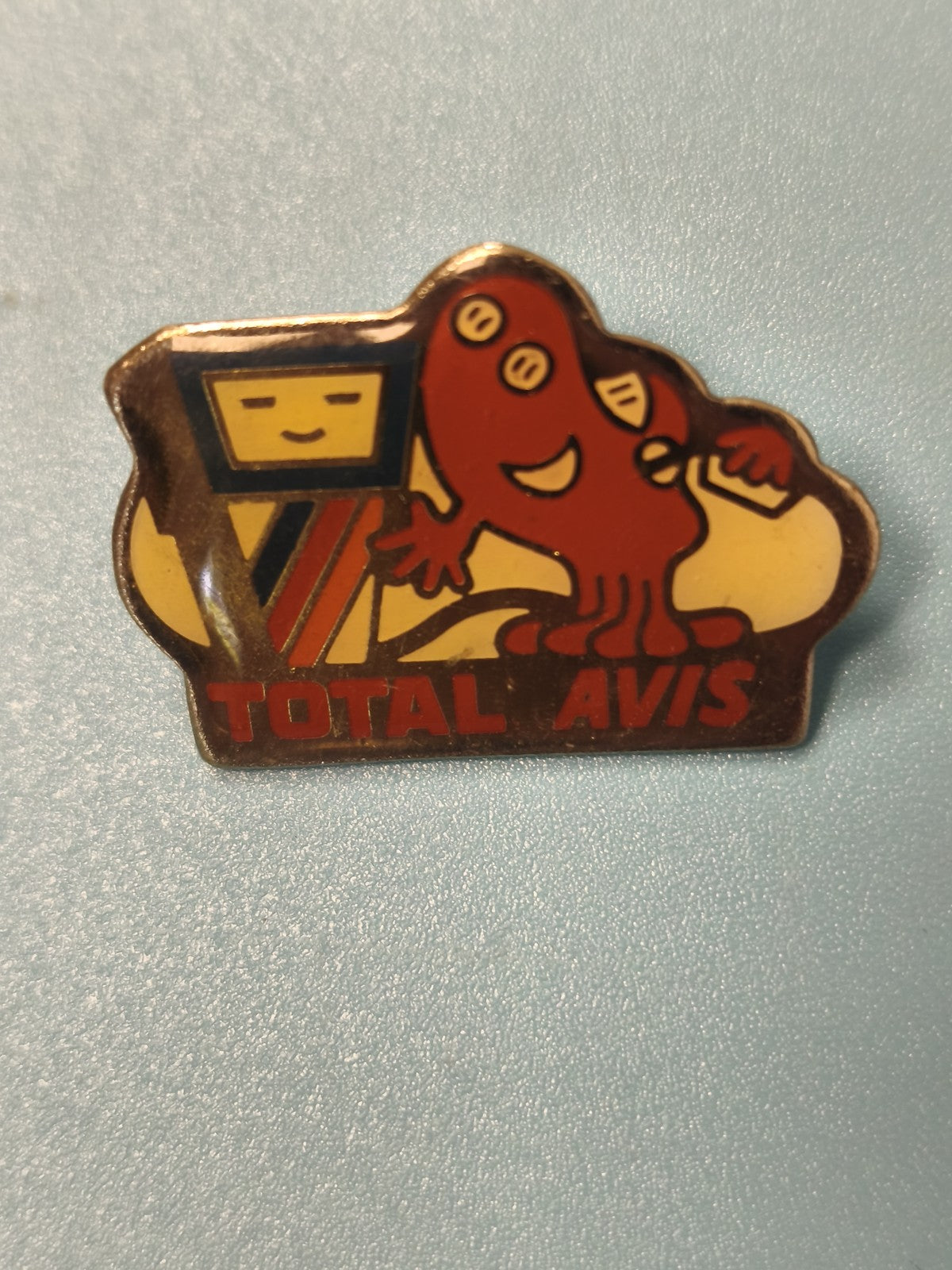 Pin's vintage TOTAL AVIS mascotte rouge, collection automobilia (Ref 9)