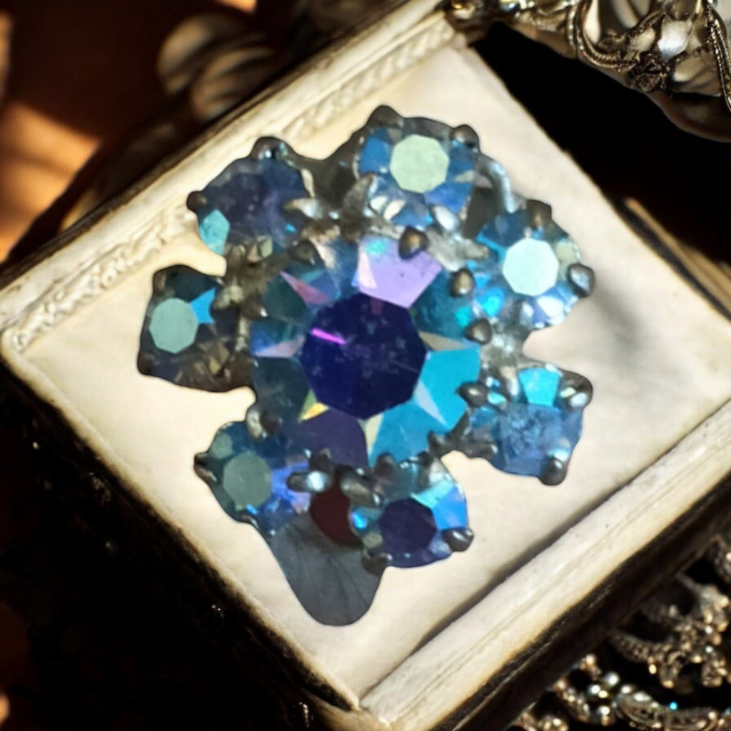 Broche vintage années 80 bleu irisé style bijou fantaisie strass fleur