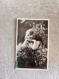 Carte photo CPA fillette fleurs noir et blanc années 30 portrait studio