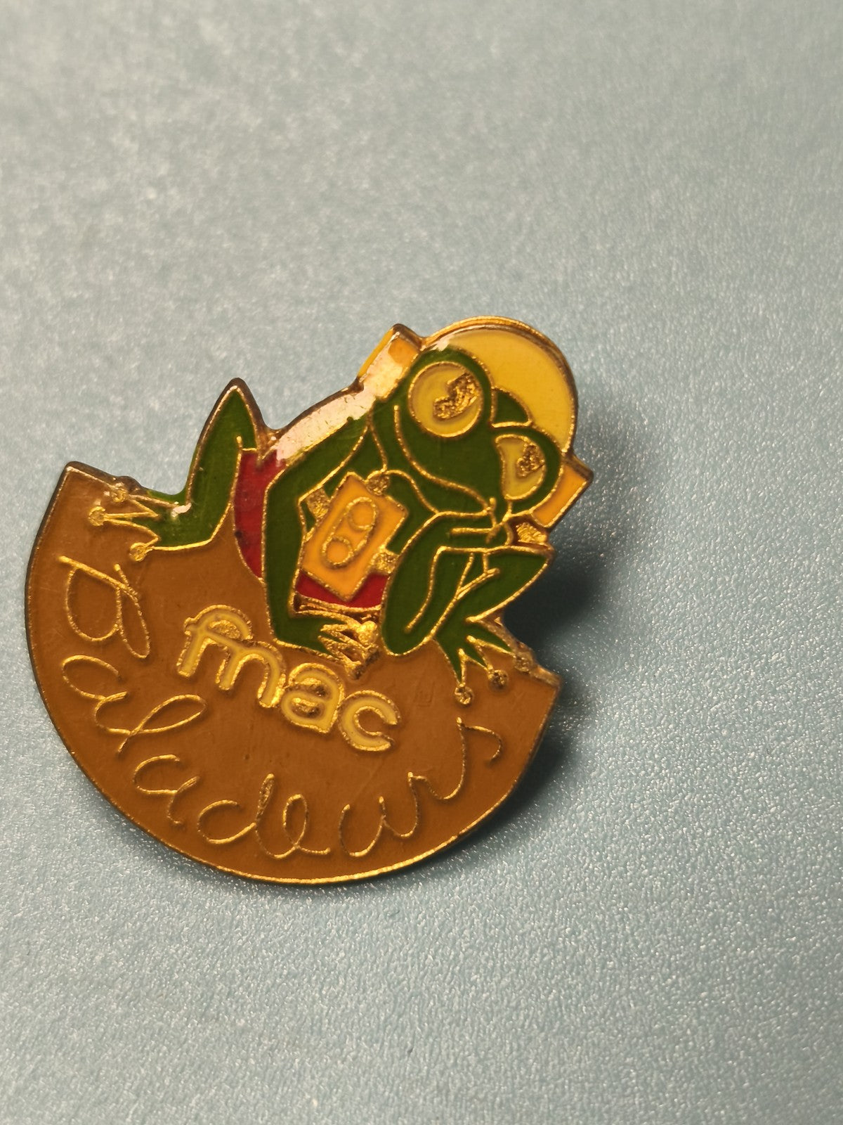 Vintage pin's Fnac Baladeur grenouille émaillée collection rétro (ref 11)