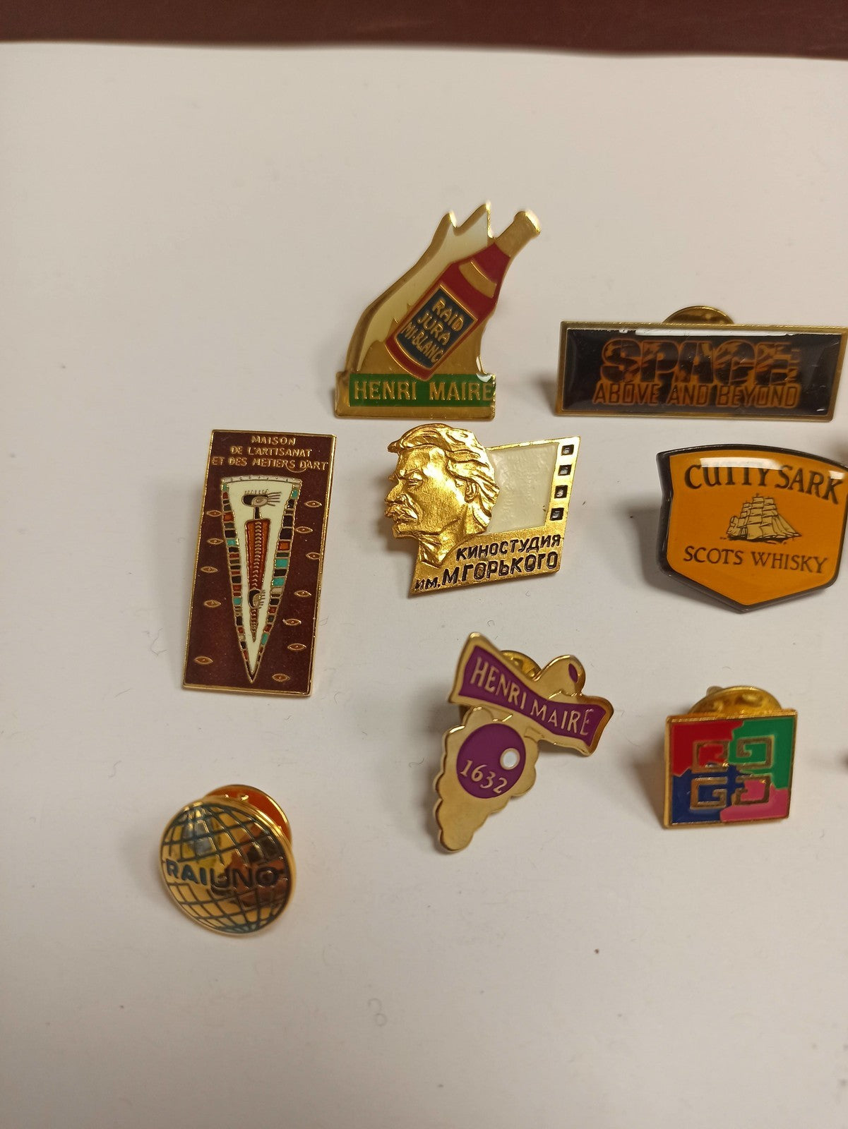 Lot 10 pin's publicitaires vintage années 80 90 Henri Maire Cutty Sark