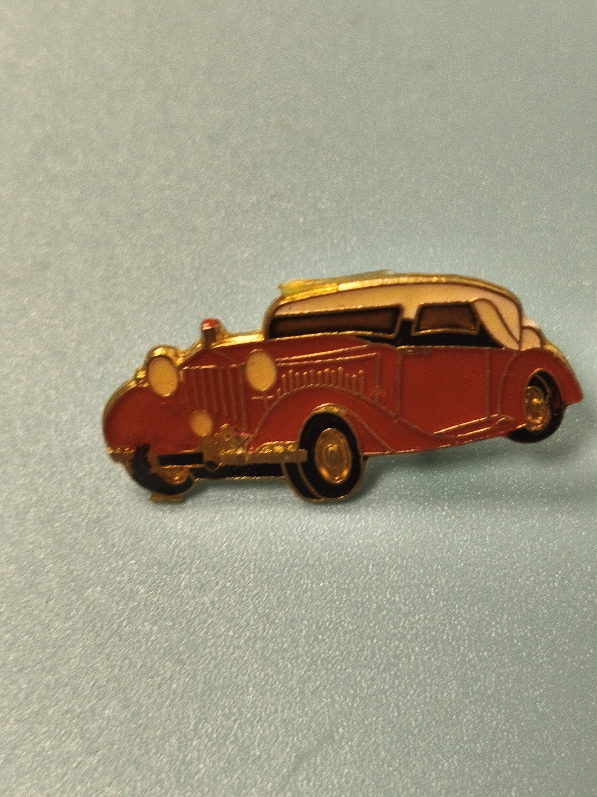 Vintage pin's voiture ancienne rouge cabriolet collection auto rétro déco