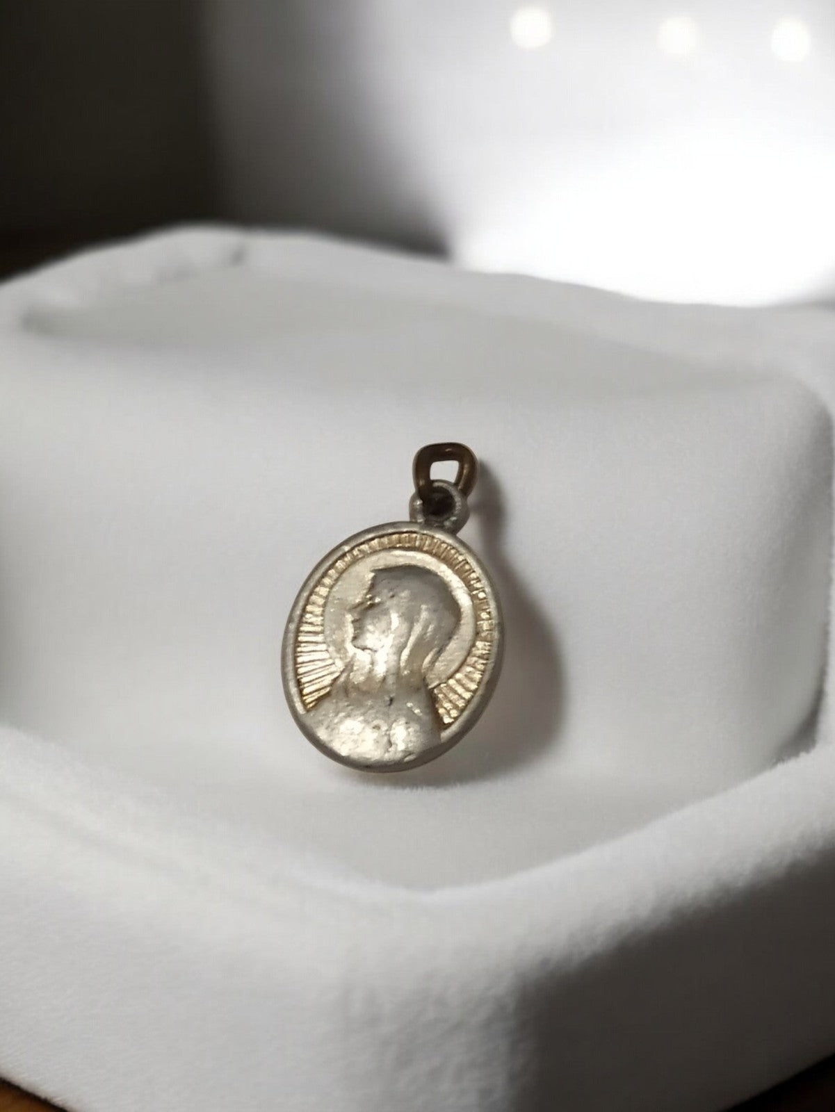 Médaille religieuse ancienne vintage, profil auréolé, pendentif rétro
