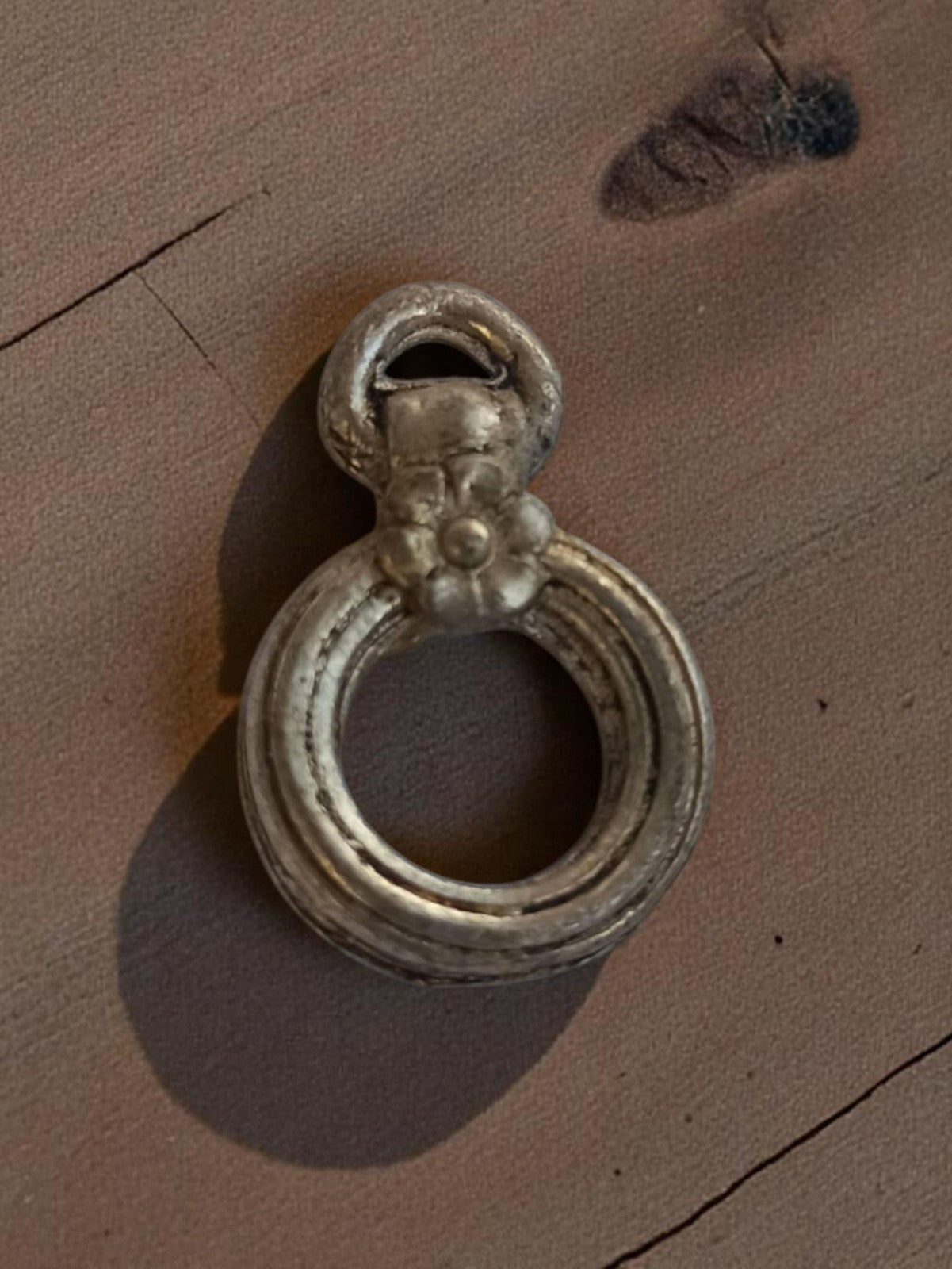 Pendentif vintage métal argenté motif anneau années 50 bijou rétro