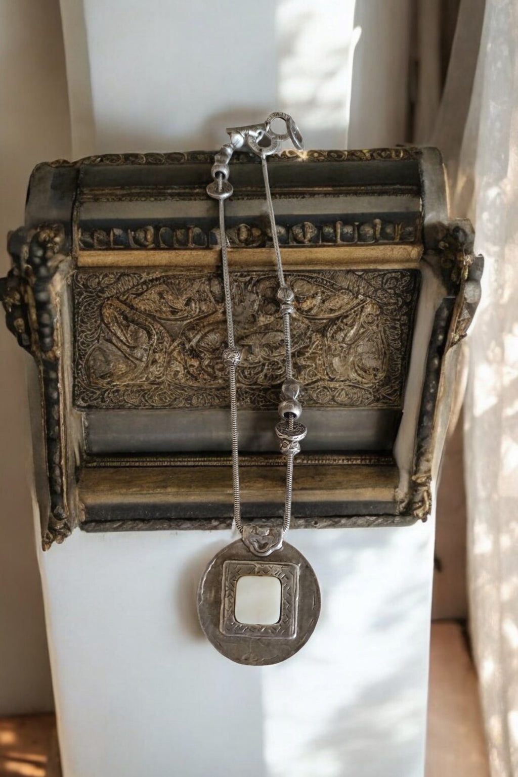 Collier pendentif vintage Entre Guillemets Paris argenté, médaillon rond signé