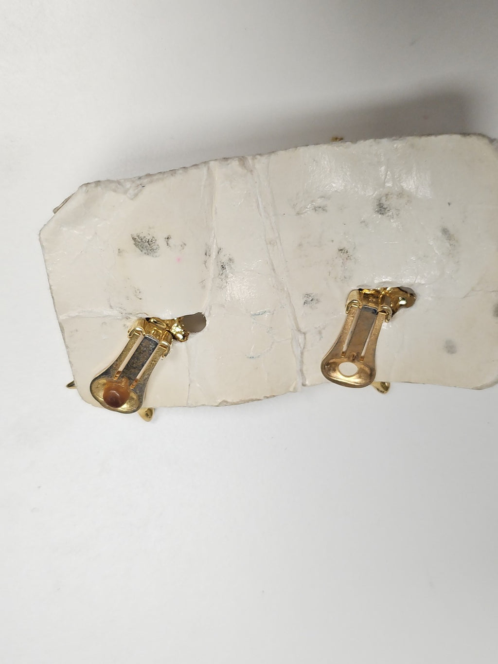 Paire de boucles d?oreilles anciennes vintage en métal doré et strass rétro