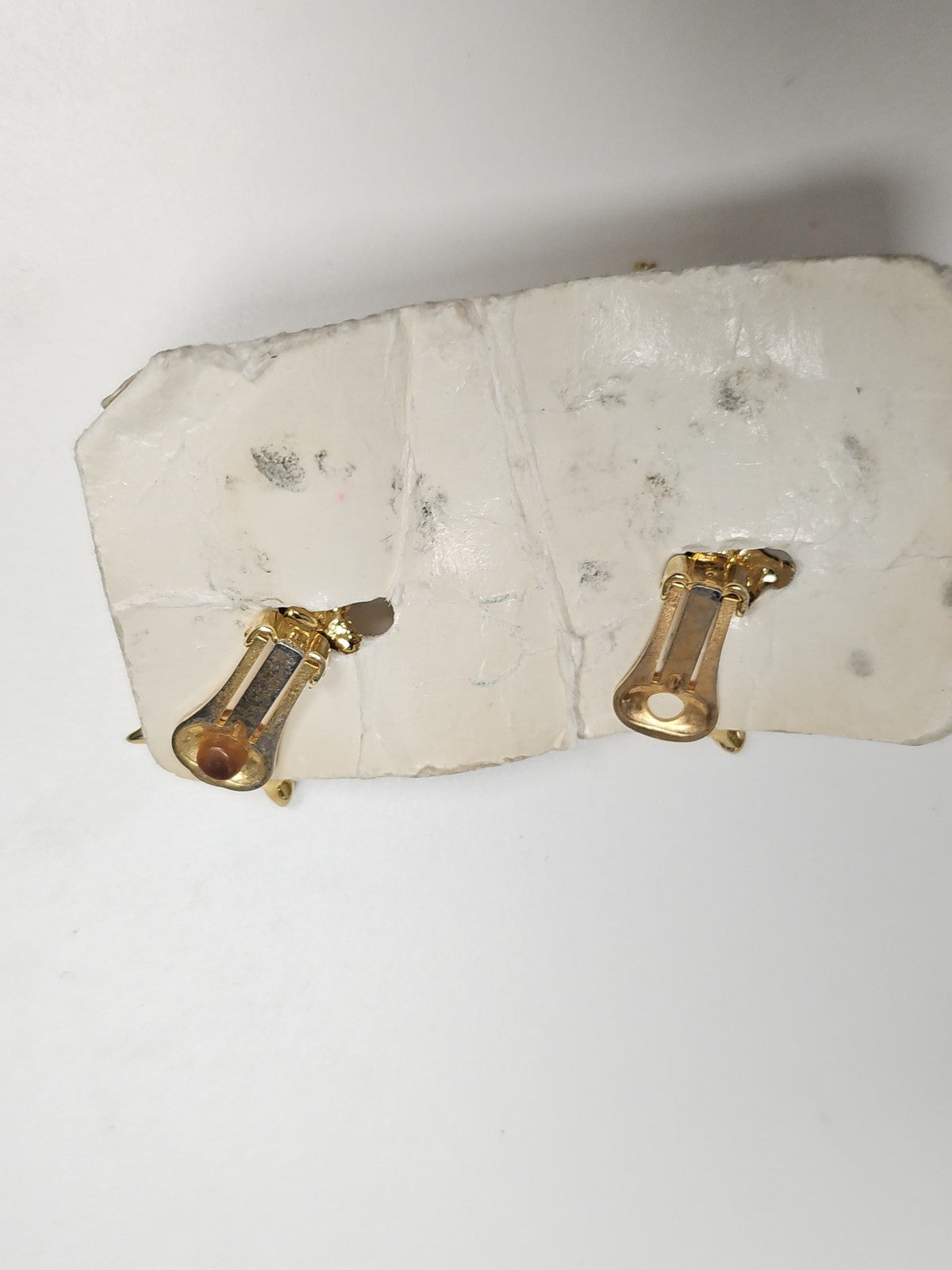 Paire de boucles d?oreilles anciennes vintage en métal doré et strass rétro