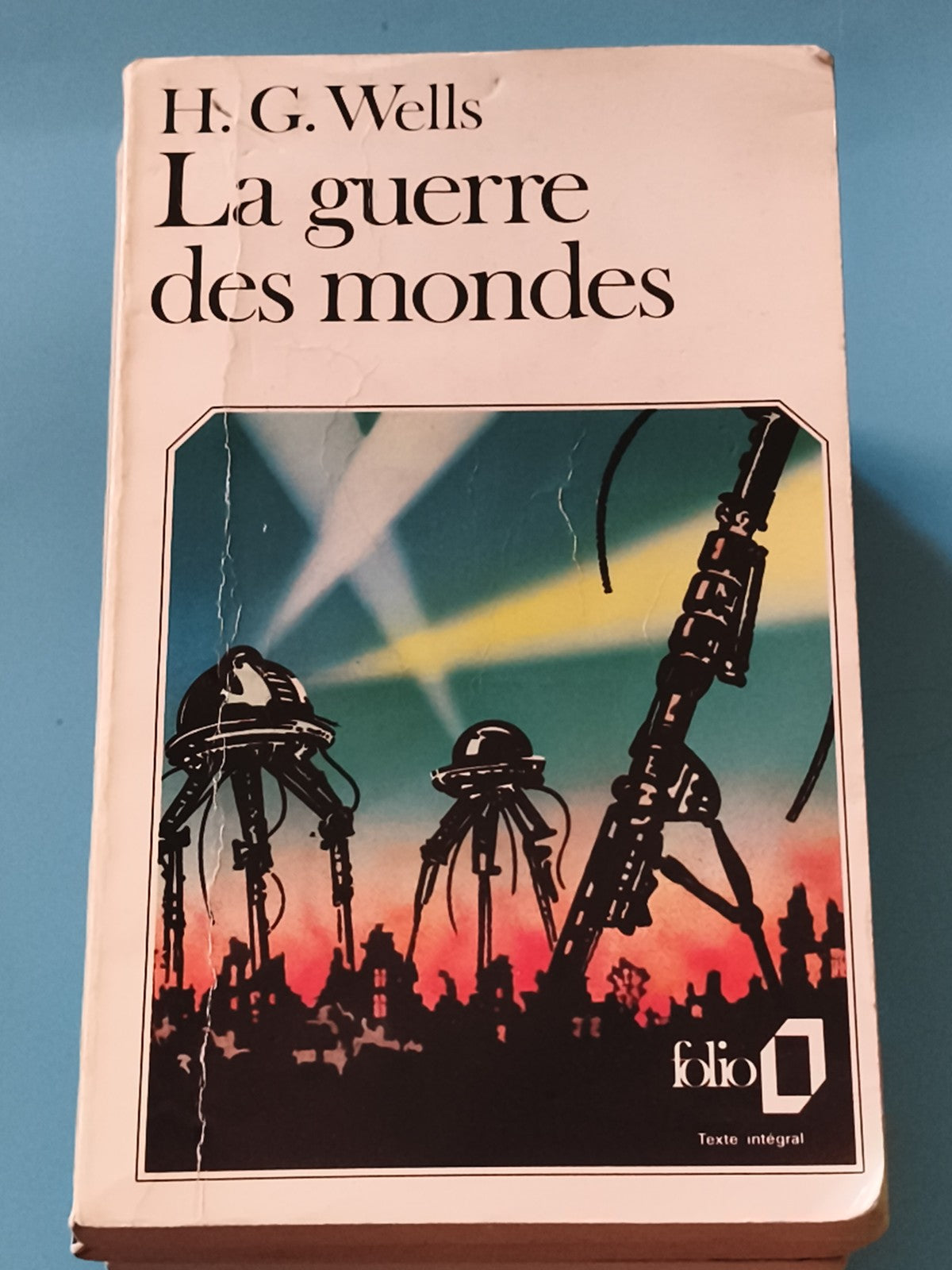 Livre H.G. Wells La guerre des mondes Folio science-fiction couverture illustrée