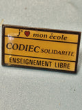 Vintage pin's CODIEC solidarité enseignement libre jaune rectangulaire (Ref 18)