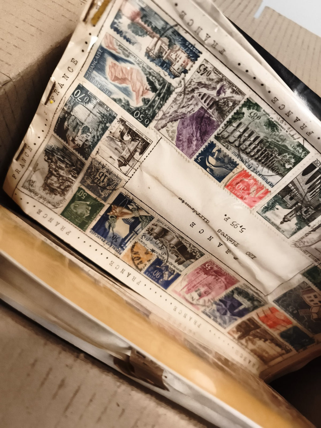 Lot ancien de timbres du monde, ensembles variés en pochettes, collection vintag