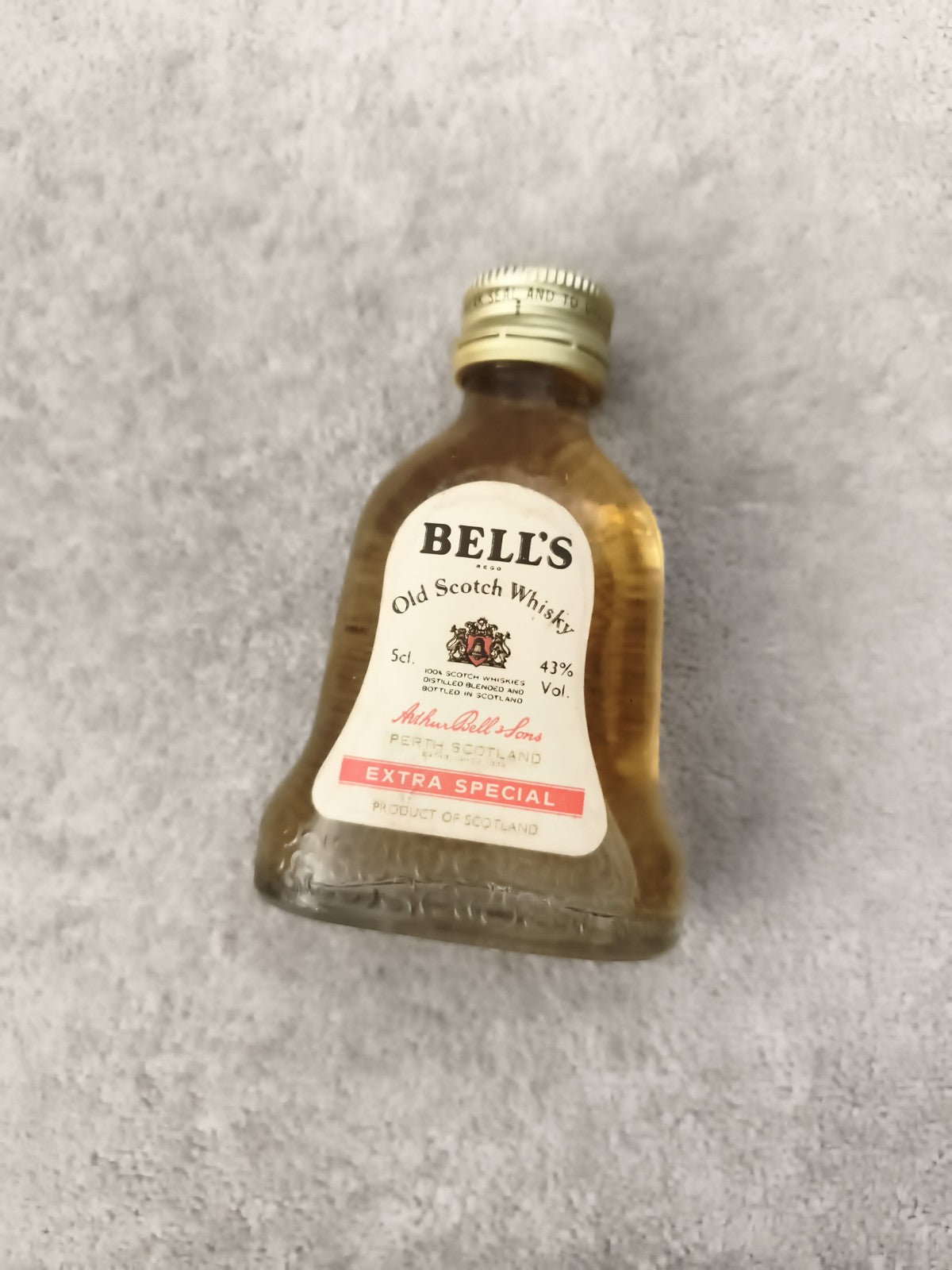 Miniature whisky Bell's Extra Special 5cl 43% bouteille partiellement remplie