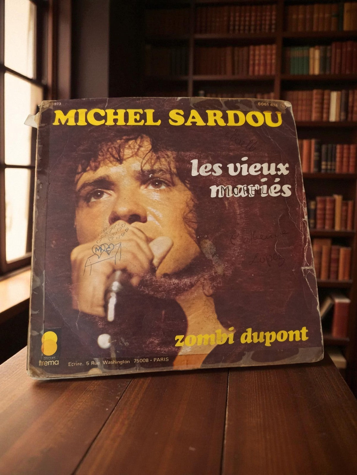 Disque vinyle 45 tours Michel Sardou vintage pochette usée Les vieux mariés