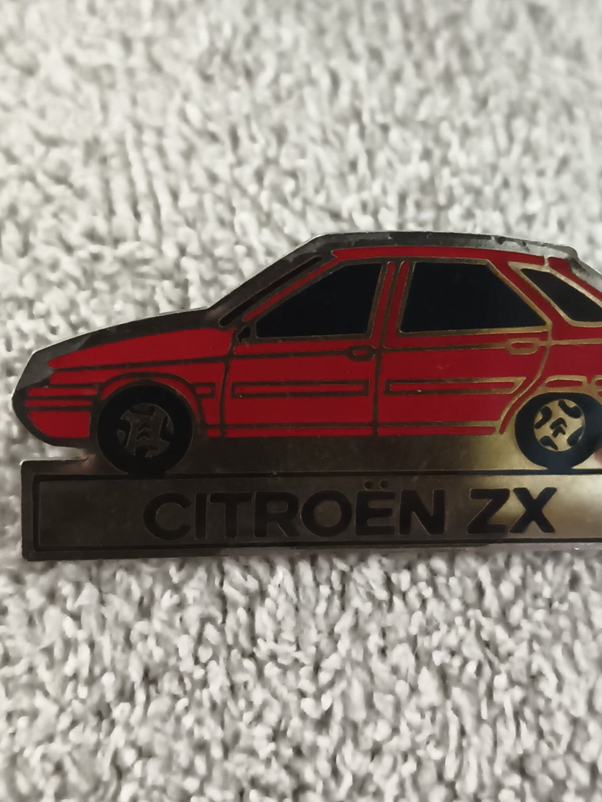 Pin's CITROËN ZX vintage émaillé rouge, badge auto années 90, (Ref 4)
