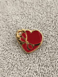 Pin's vintage cœur rouge ruban doré, badge rétro années 80 (Ref 2)
