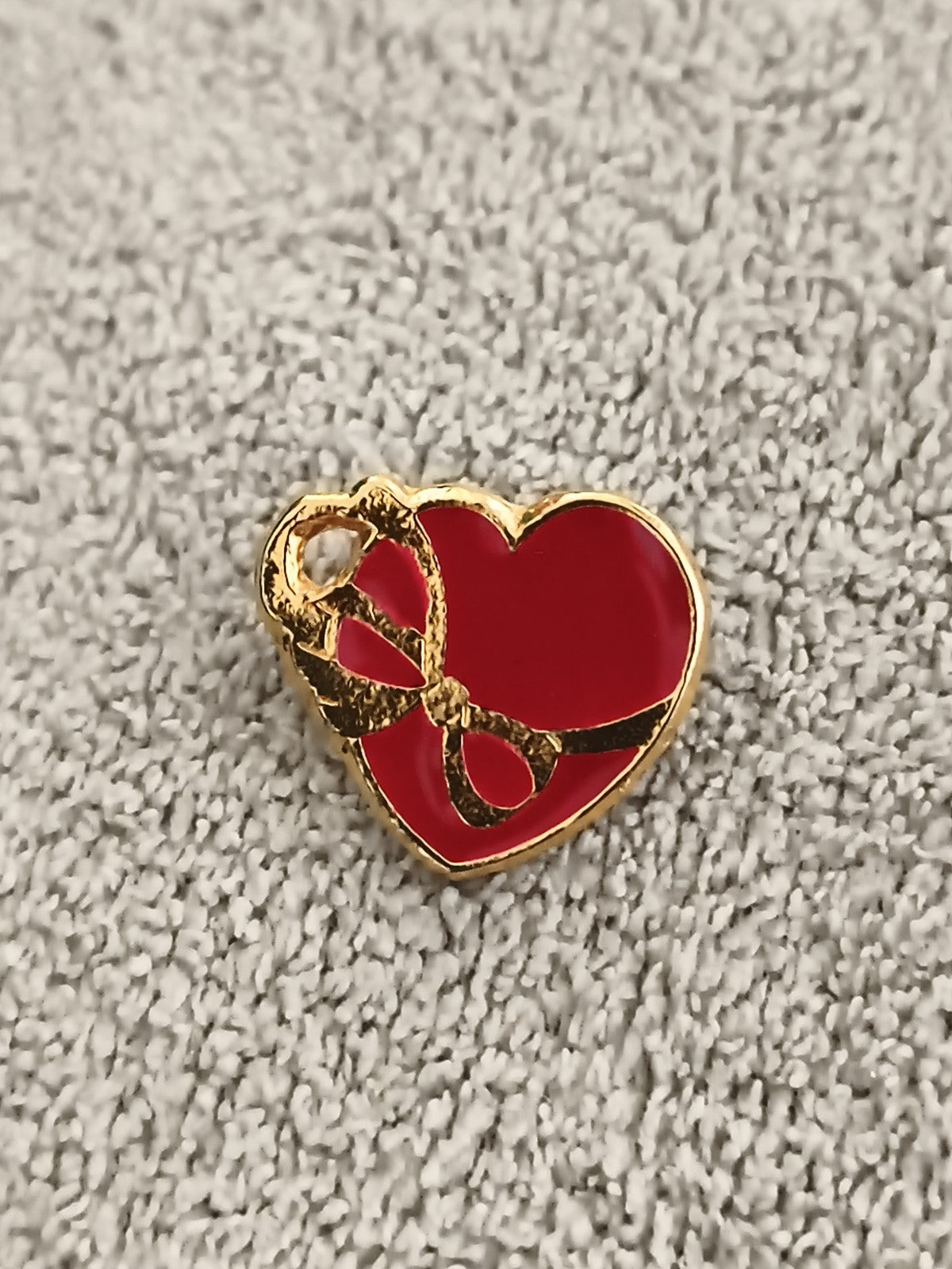 Pin's vintage cœur rouge ruban doré, badge rétro années 80 (Ref 2)