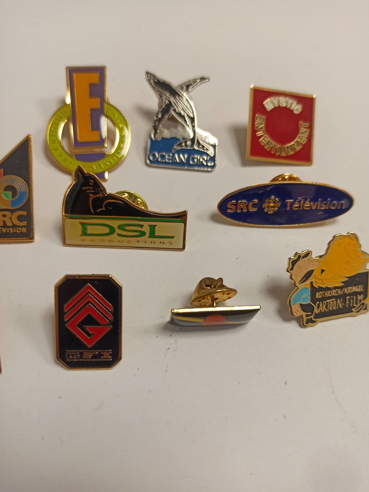 Lot 10 pin's publicitaires vintage TV médias, SRC Télévision, Ocean Girl