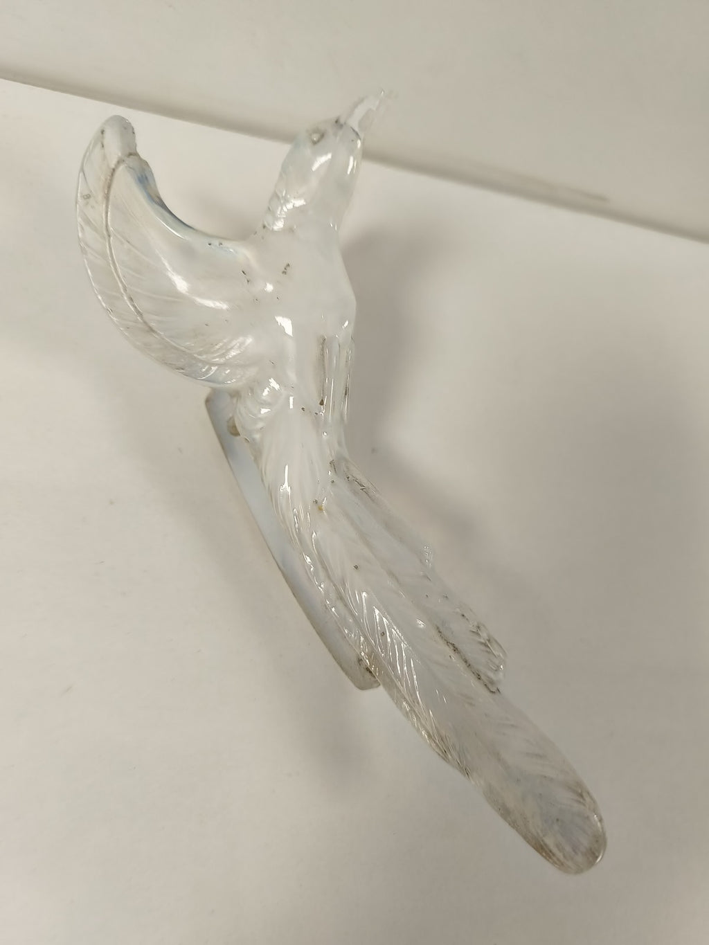 Ancienne sculpture murale oiseau en opaline translucide déco vintage