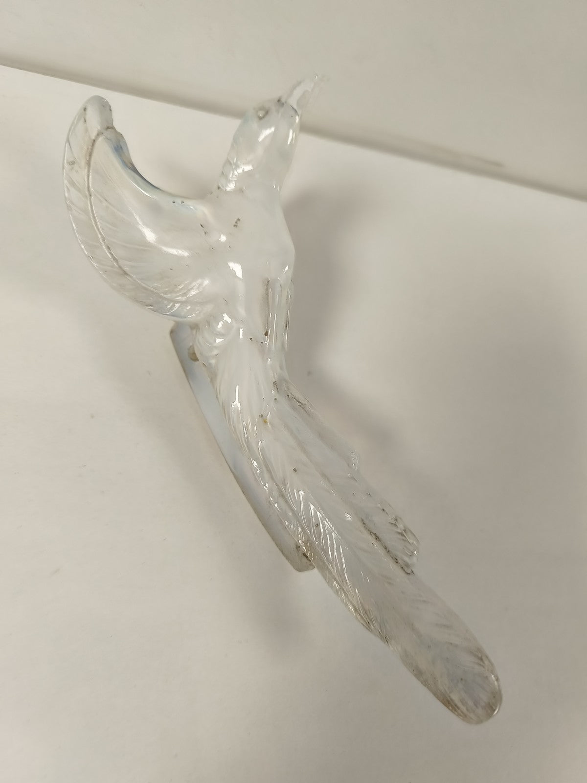 Ancienne sculpture murale oiseau en opaline translucide déco vintage