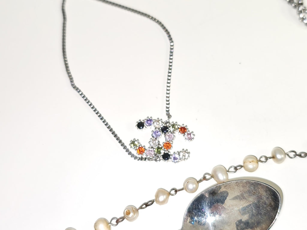 Lot bijoux fantaisie à trier, accessoires divers, parures, bijoux en vrac occasi