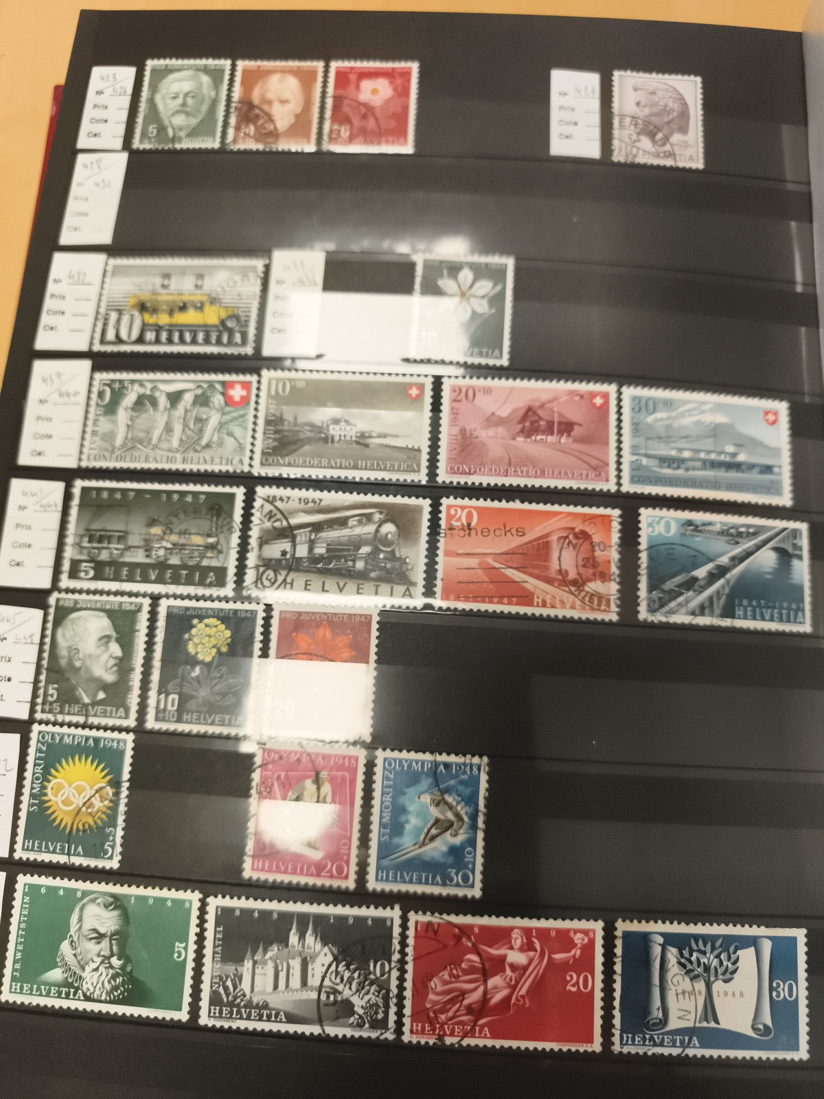 Timbres Suisse Helvetia années 1940-1948 thématiques architecture sport fleurs
