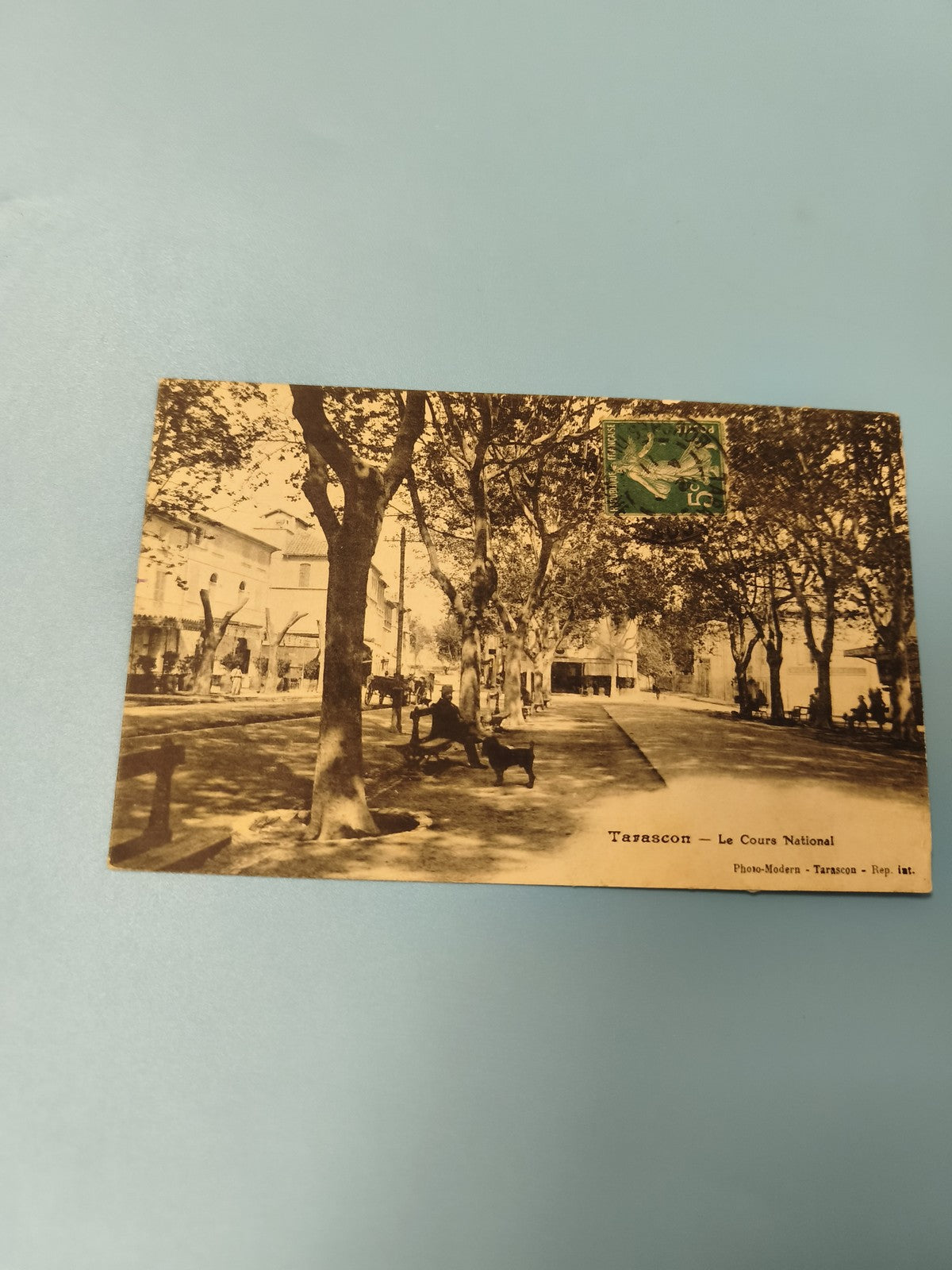 Carte postale ancienne Tarascon Le Cours National, timbre vert, vintage
