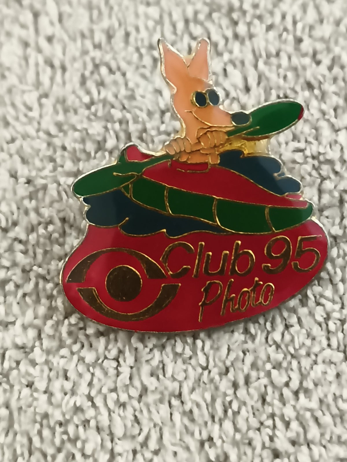 Pin's vintage Club 95 Photo émaillé, chien lunettes, badge rétro années 90 (Ref