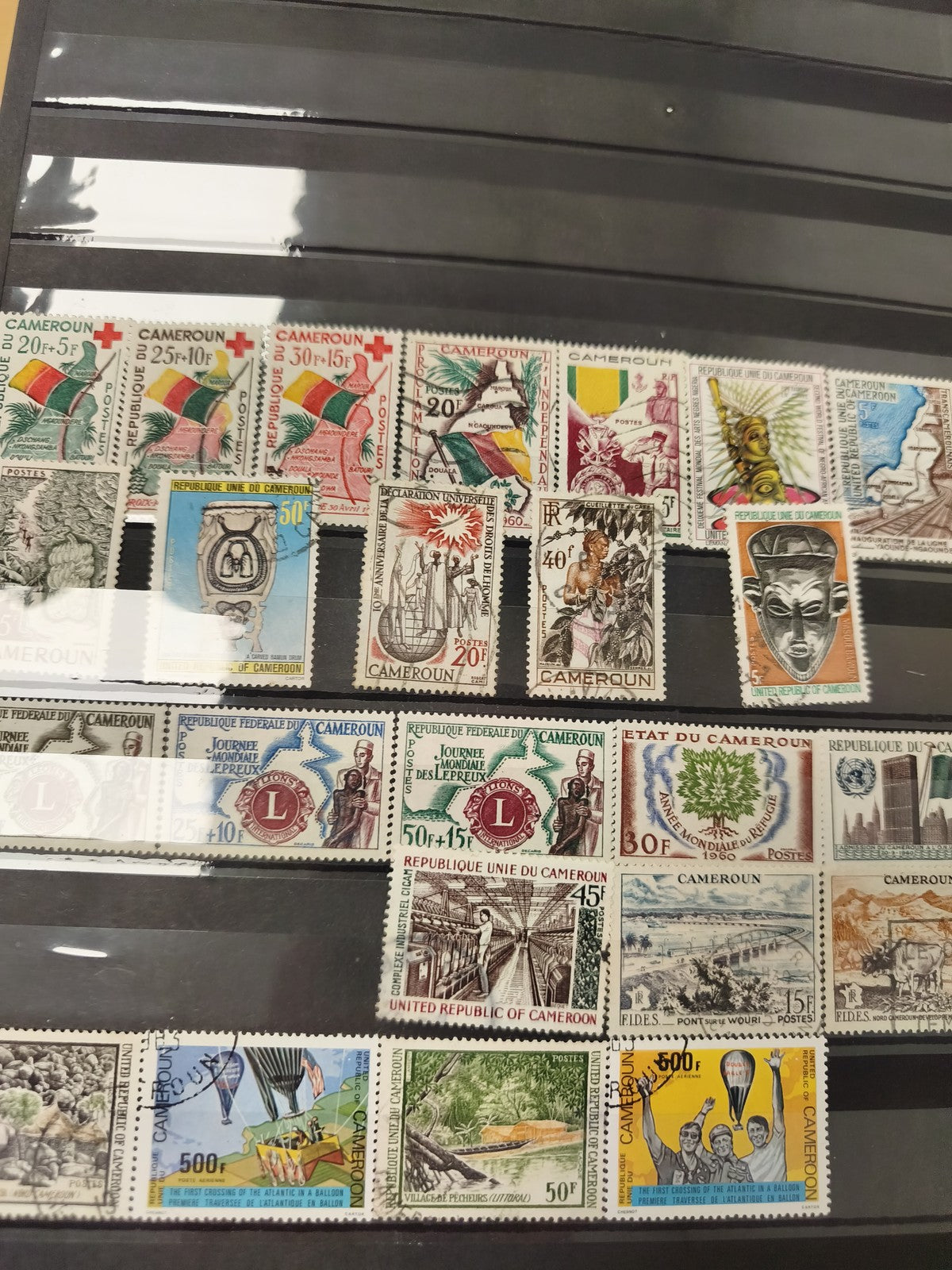 Lot de timbres Cameroun multicolores, motifs variés, oblitérés et neufs