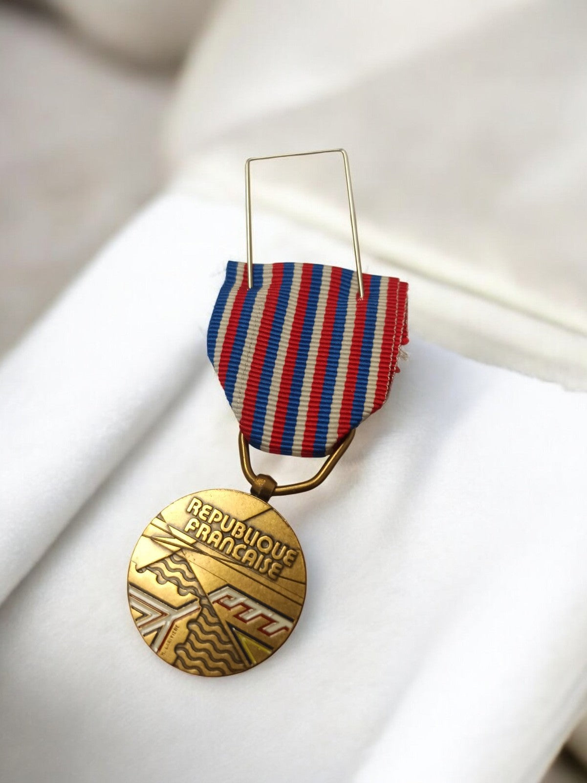 Médaille commémorative Afrique armée française vintage ancien ruban rayé