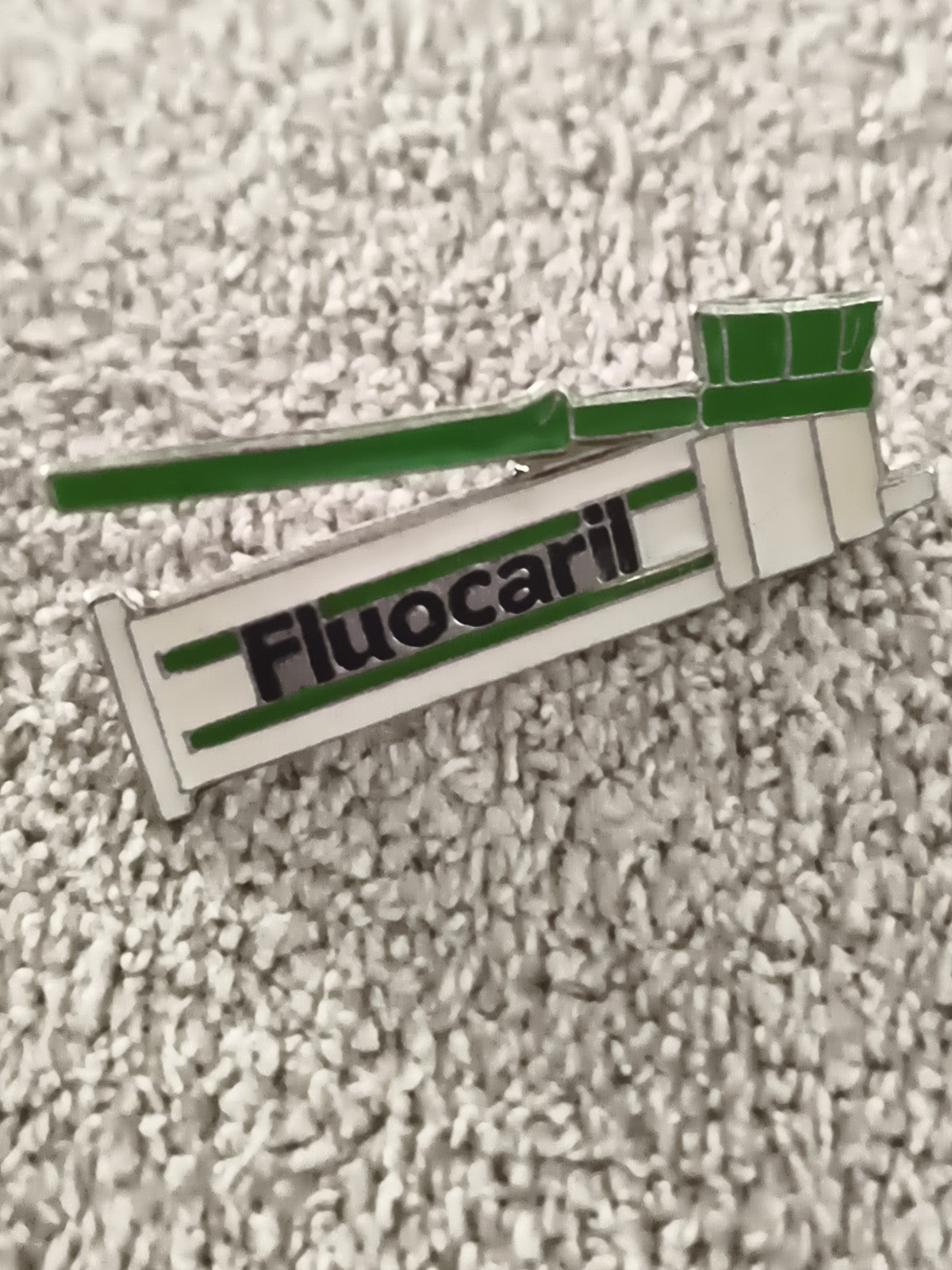 Pin's publicitaire vintage FluoCaril tube dentifrice brosse à dents années 90
