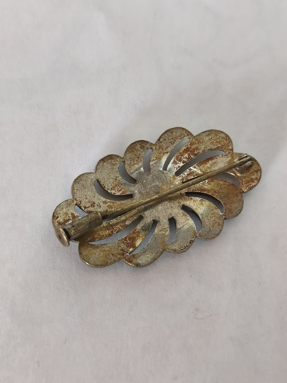 Broche ancienne vintage rétro pour collectionneur, bijou d'époque authentique