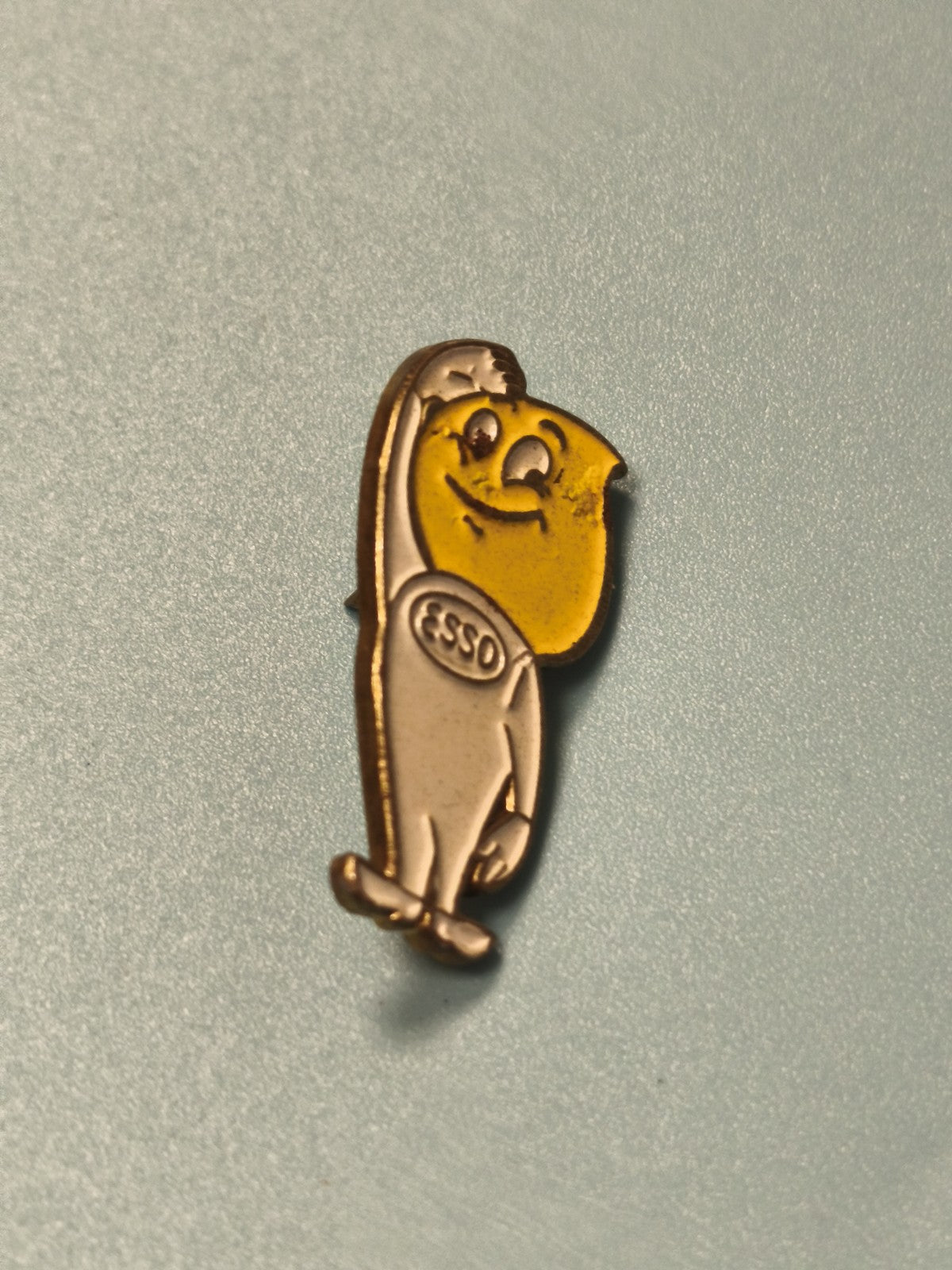 Vintage pin's Esso goutte mascotte jaune ancien collection automobile