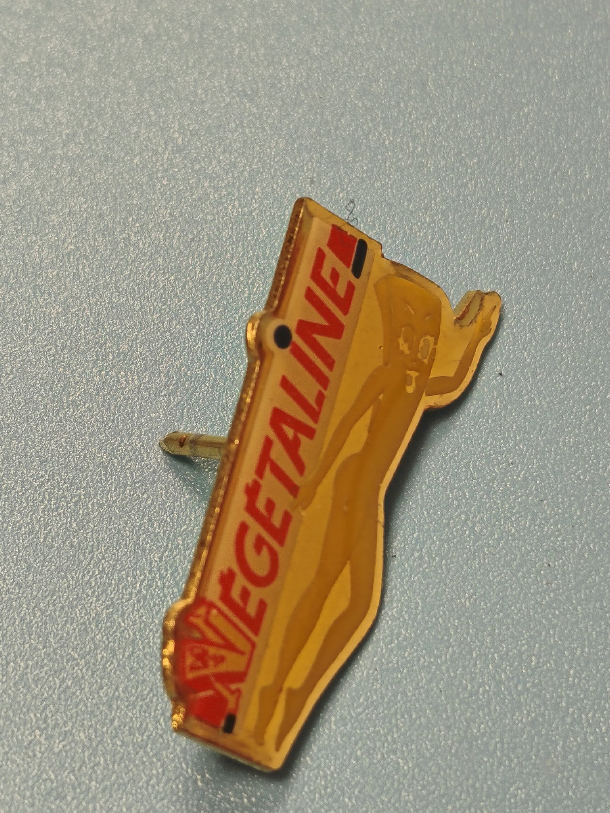Pin's publicitaire vintage Végétaline jaune personnage rétro collection
