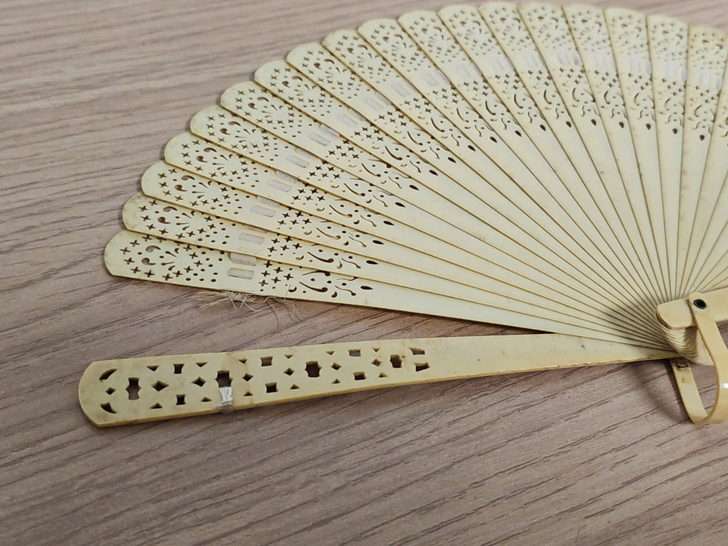 Rare éventail ancien en os, petit format vintage, objet de collection rétro