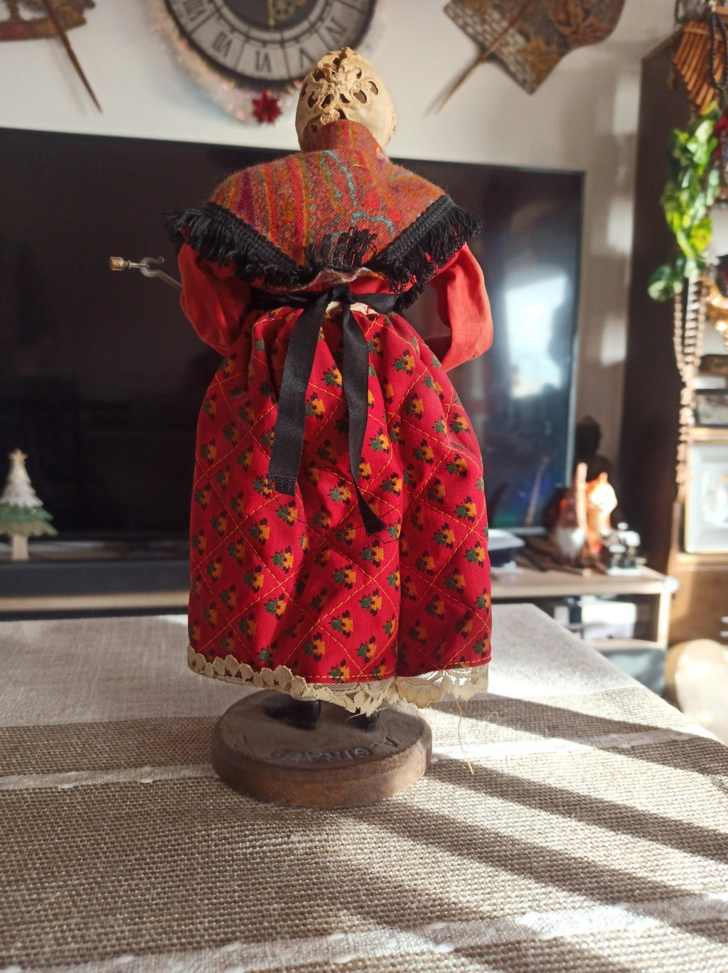 Santon de Provence femme Giraud argile 25cm costume rouge foulard