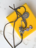 Collier vintage fantaisie en métal, pendentif médaillon et breloques, pièce uniq
