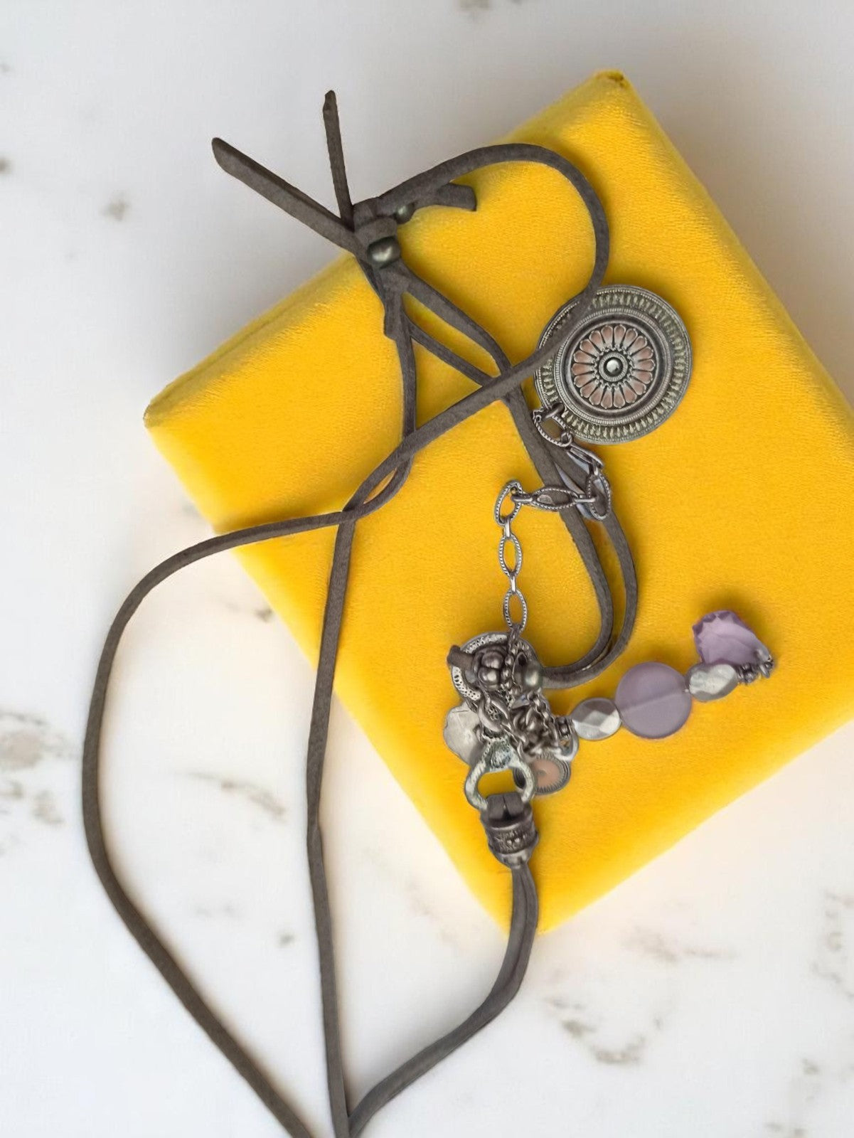 Collier vintage fantaisie en métal, pendentif médaillon et breloques, pièce uniq