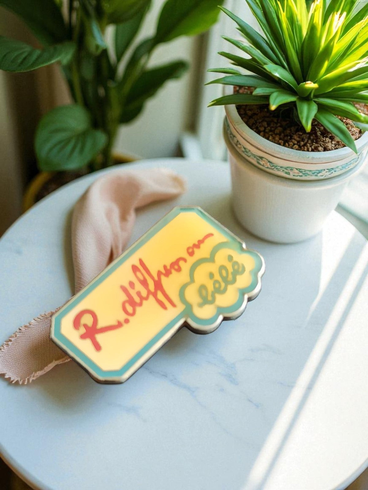 Pin's publicitaire vintage R. diffusion Bébé jaune bleu rétro